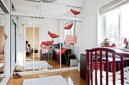 suelo de madera de roble espigado sofá de esquina silla barcelona rosetones en el techo papel de pared muebles de diseño lámpara diseño arco estilo sueco estilo nórdico estilo mid century modern estilo escandinavo detalles originales decoración decoración de interiores arcos divisorios decoración 