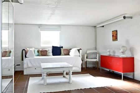 suelo de madera de roble espigado sofá de esquina silla barcelona rosetones en el techo papel de pared muebles de diseño lámpara diseño arco estilo sueco estilo nórdico estilo mid century modern estilo escandinavo detalles originales decoración decoración de interiores arcos divisorios decoración 