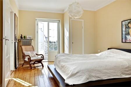 suelo de madera de roble espigado sofá de esquina silla barcelona rosetones en el techo papel de pared muebles de diseño lámpara diseño arco estilo sueco estilo nórdico estilo mid century modern estilo escandinavo detalles originales decoración decoración de interiores arcos divisorios decoración 