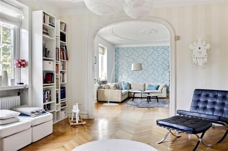 suelo de madera de roble espigado sofá de esquina silla barcelona rosetones en el techo papel de pared muebles de diseño lámpara diseño arco estilo sueco estilo nórdico estilo mid century modern estilo escandinavo detalles originales decoración decoración de interiores arcos divisorios decoración 