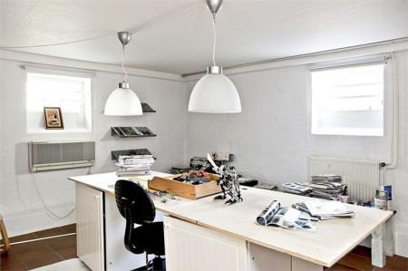 suelo de madera de roble espigado sofá de esquina silla barcelona rosetones en el techo papel de pared muebles de diseño lámpara diseño arco estilo sueco estilo nórdico estilo mid century modern estilo escandinavo detalles originales decoración decoración de interiores arcos divisorios decoración 