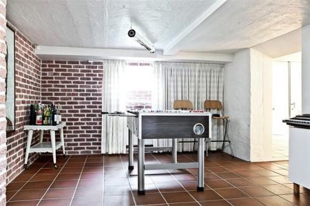 suelo de madera de roble espigado sofá de esquina silla barcelona rosetones en el techo papel de pared muebles de diseño lámpara diseño arco estilo sueco estilo nórdico estilo mid century modern estilo escandinavo detalles originales decoración decoración de interiores arcos divisorios decoración 