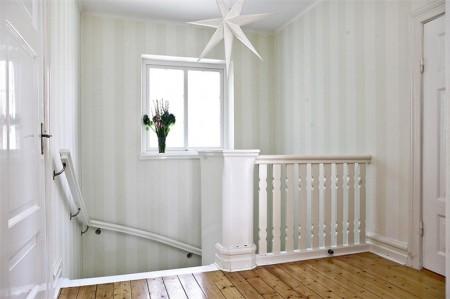 suelo de madera de roble espigado sofá de esquina silla barcelona rosetones en el techo papel de pared muebles de diseño lámpara diseño arco estilo sueco estilo nórdico estilo mid century modern estilo escandinavo detalles originales decoración decoración de interiores arcos divisorios decoración 