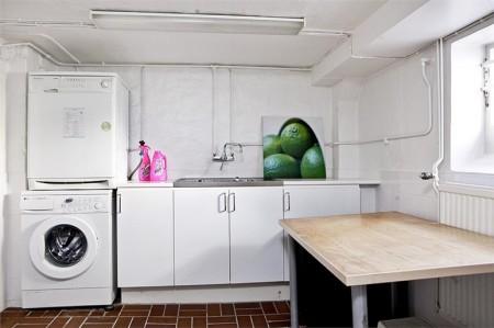 suelo de madera de roble espigado sofá de esquina silla barcelona rosetones en el techo papel de pared muebles de diseño lámpara diseño arco estilo sueco estilo nórdico estilo mid century modern estilo escandinavo detalles originales decoración decoración de interiores arcos divisorios decoración 