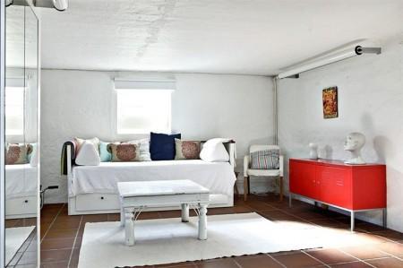 suelo de madera de roble espigado sofá de esquina silla barcelona rosetones en el techo papel de pared muebles de diseño lámpara diseño arco estilo sueco estilo nórdico estilo mid century modern estilo escandinavo detalles originales decoración decoración de interiores arcos divisorios decoración 