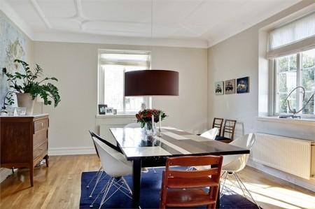 suelo de madera de roble espigado sofá de esquina silla barcelona rosetones en el techo papel de pared muebles de diseño lámpara diseño arco estilo sueco estilo nórdico estilo mid century modern estilo escandinavo detalles originales decoración decoración de interiores arcos divisorios decoración 