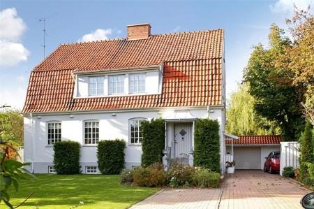 suelo de madera de roble espigado sofá de esquina silla barcelona rosetones en el techo papel de pared muebles de diseño lámpara diseño arco estilo sueco estilo nórdico estilo mid century modern estilo escandinavo detalles originales decoración decoración de interiores arcos divisorios decoración 