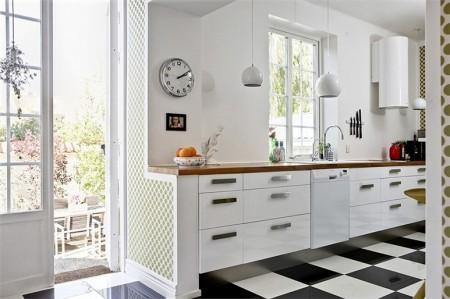 suelo de madera de roble espigado sofá de esquina silla barcelona rosetones en el techo papel de pared muebles de diseño lámpara diseño arco estilo sueco estilo nórdico estilo mid century modern estilo escandinavo detalles originales decoración decoración de interiores arcos divisorios decoración 