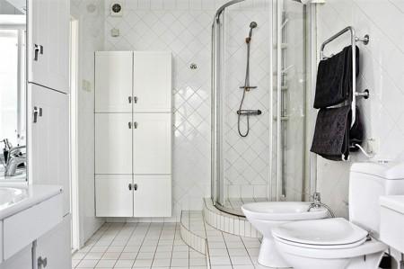 suelo de madera de roble espigado sofá de esquina silla barcelona rosetones en el techo papel de pared muebles de diseño lámpara diseño arco estilo sueco estilo nórdico estilo mid century modern estilo escandinavo detalles originales decoración decoración de interiores arcos divisorios decoración 