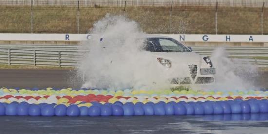 Alfa Romeo, 2.500 globos de agua y un récord Guinness