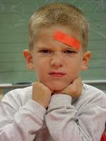 Dolor de cabeza persistente en el niño después de un traumatismo craneal