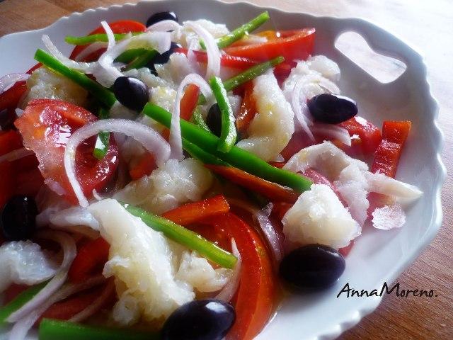 RECETARIO......(ENSALADA TRICOLOR CON BACALAO).-
