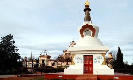 A sólo media hora de Barcelona se encuentra el primer monasterio busdista de Cataluña A sólo media hora de Barcelona se encuentra el primer monasterio busdista de Cataluña