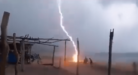 (video) Doble tragedia en las playas de Aquila: Dos personas alcanzadas por un rayo