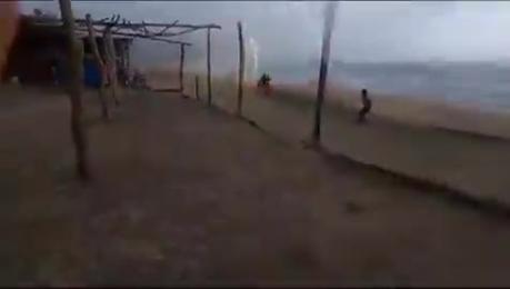 (video) Doble tragedia en las playas de Aquila: Dos personas alcanzadas por un rayo