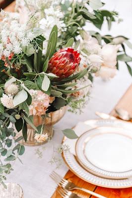 Mesa puesta para una boda