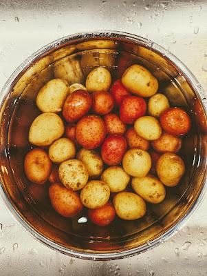 Patatas lavadas y cepilladas en un recipiente