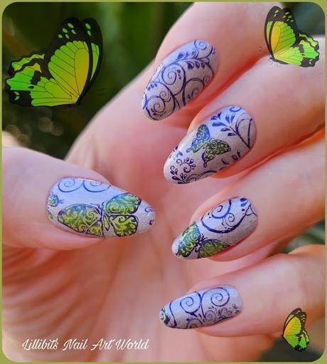 Manicura holográfica lila con mariposas
