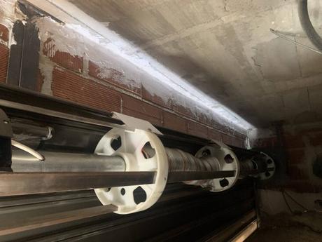 ¿Cómo reparar ejes de persianas para local?