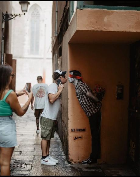 El Arte de Alberto León: «El Beso»  mensaje de amor en Barcelona