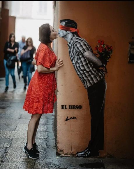 El Arte de Alberto León: «El Beso»  mensaje de amor en Barcelona
