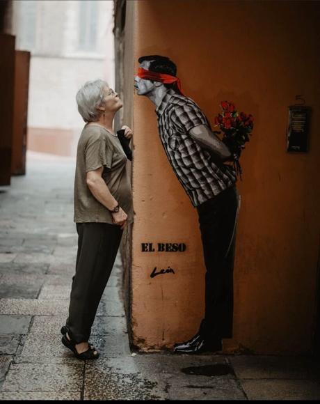 El Arte de Alberto León: «El Beso»  mensaje de amor en Barcelona