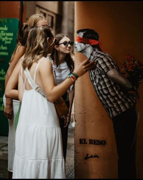 El Arte de Alberto León: «El Beso»  mensaje de amor en Barcelona