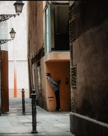 El Arte de Alberto León: «El Beso»  mensaje de amor en Barcelona