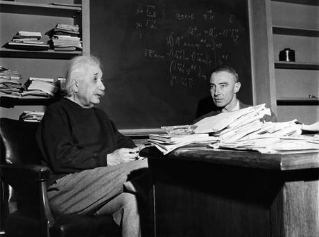 Relación entre Einstein y Oppenheimer
