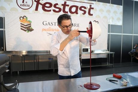 El chef Oriol Balaguer ofreció un showcooking de cocina dulce en GastroEbre 2022. 
