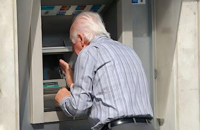 Los mayores y el leguaje incompresible de los bancos.