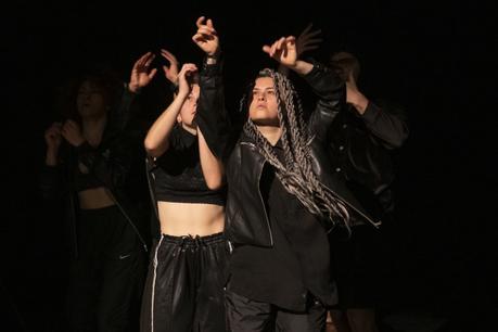 GAM: Bailarines se besan para no desvanecerse Pusch01