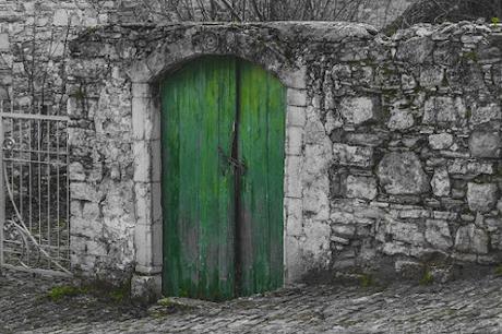 pixabay.com old wooden door