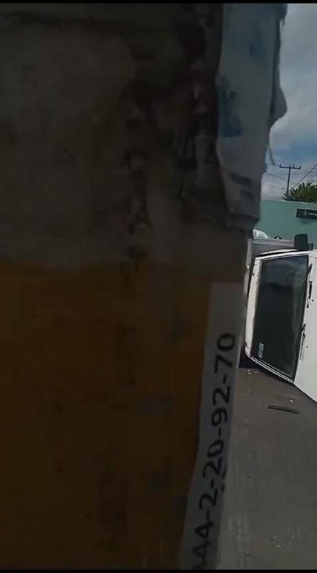 (video) Fuerte choque y volcadura en colonia San Leonel deja a una persona gravemente lesionada