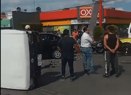 (video) Fuerte choque y volcadura en colonia San Leonel deja a una persona gravemente lesionada