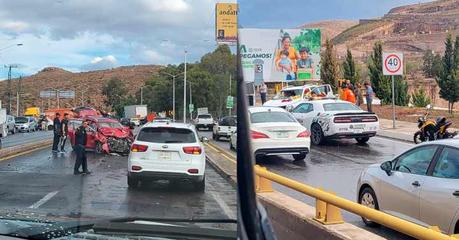 Carambola en Boulevard Antonio Rocha Cordero tras lluvias: Varios lesionados