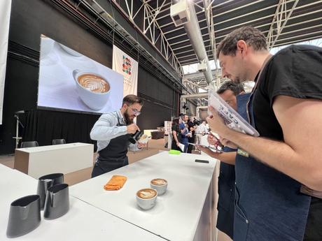 Rufus Blad, durante la prueba de Coffee Latte Art, en el Campeonato Barista. 