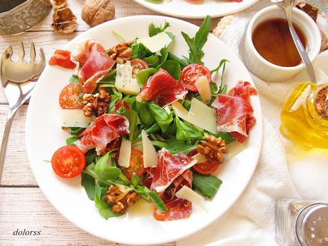 Ensalada de rúcula, jamón, tomate y parmesano Ensalada de rúcula, jamón, tomate y parmesano