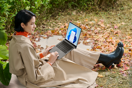 Zenbook S 13 OLED_UX5304_Scenario photo_01 (1)