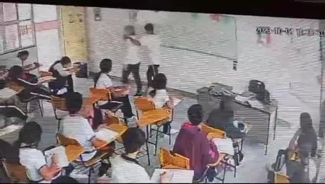 (video) Profesora apuñalada y golpeada por alumno en secundaria de Ramos Arizpe