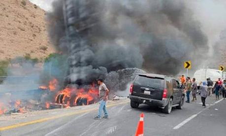Volcadura de tráiler en Carretera 57 provoca incendio y paralización del tráfico