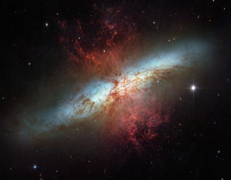 Hubble atrapa un estallido estelar en la Galaxia del Cigarro
