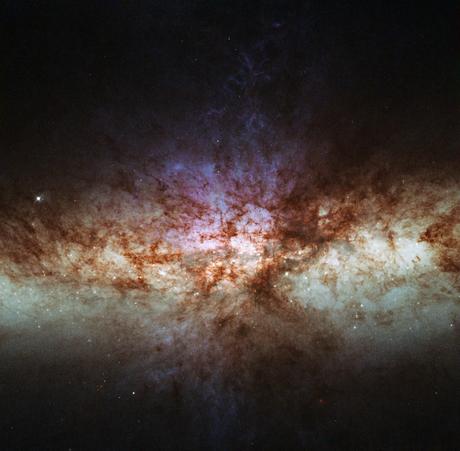 Hubble atrapa un estallido estelar en la Galaxia del Cigarro Hubble atrapa un estallido estelar en la Galaxia del Cigarro