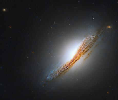 Hubble descubre una radiogalaxia extremadamente rara