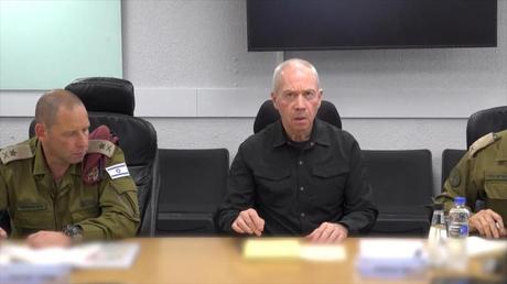El ministro de asuntos militares de Israel, Yoav Gallant, en una reunión con oficiales sionistas.