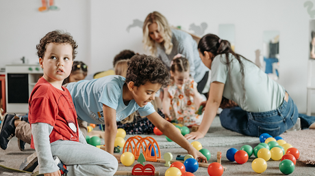 Pequeñas Mentes Curiosas: Estrategias para Estimular el Desarrollo Cognitivo en Bebés y Niños Pequeños Pequeñas Mentes Curiosas: Estrategias para Estimular el Desarrollo Cognitivo en Bebés y Niños Pequeños