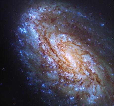 Hubble ve una vibrante galaxia del cúmulo de Virgo