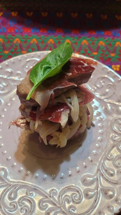 Lomo de atún con cebolla caramelizada y jamón curado del bueno