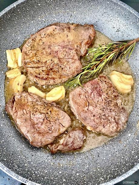 Solomillo de ternera con mantequilla de ajo y romero