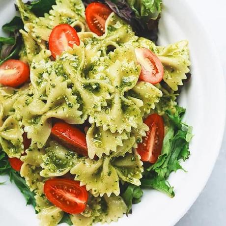 Ensalada de pasta con salsa de rúcula